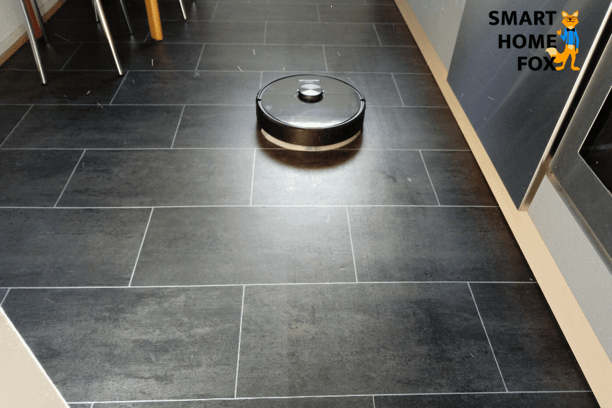 Roborock S6 wischt den Boden in der Küche